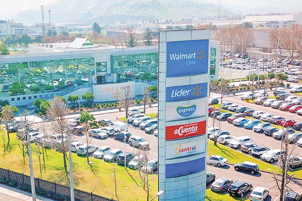 <p>Walmart Chile rinde homenaje a su competidor Horst Paulmann: "Su estándar de servicio transformó la industria"</p>