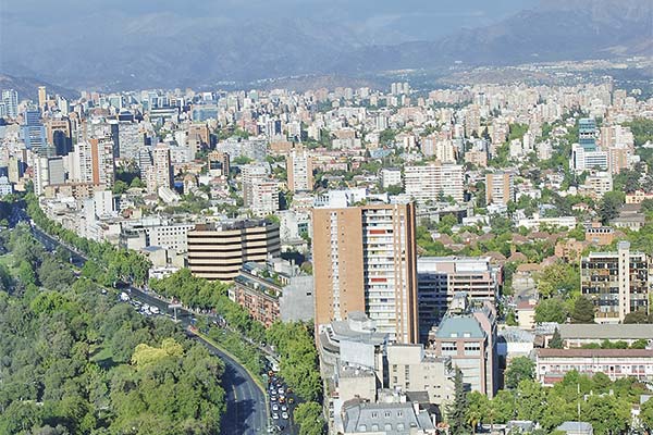 Riesgo país de Chile se mantiene bajo, pese al deterioro del escenario fiscal