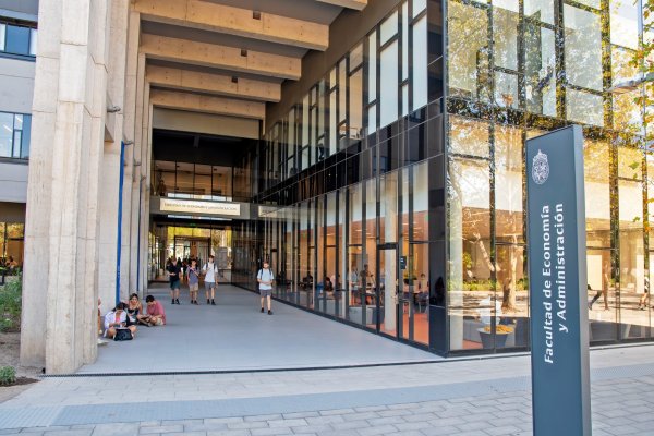 Ranking QS: Facultad de Economía y Administración UC se mantiene como la mejor de Chile y Latinoamérica
