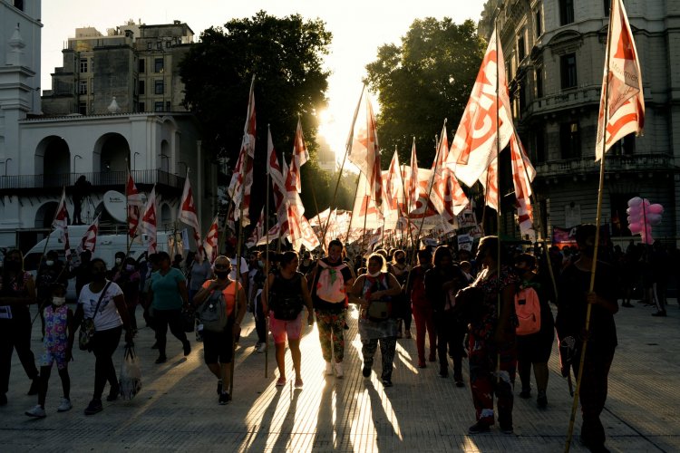 <p>Protestas contra Milei causan graves disturbios: el Gobierno acusó al kirchnerismo de promover un golpe de Estado</p>