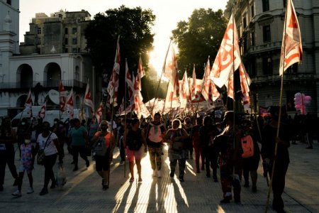Protestas contra Milei causan graves disturbios: el Gobierno acusó al kirchnerismo de promover un golpe de Estado