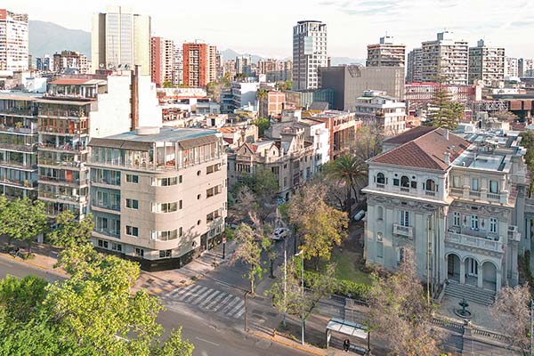 Reconversión de edificios marca inicio de reactivación inmobiliaria en Santiago centro