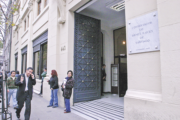 ¿Dividir o no el Conservador de Santiago? Los argumentos a favor y en contra de los parlamentarios en la comisión mixta