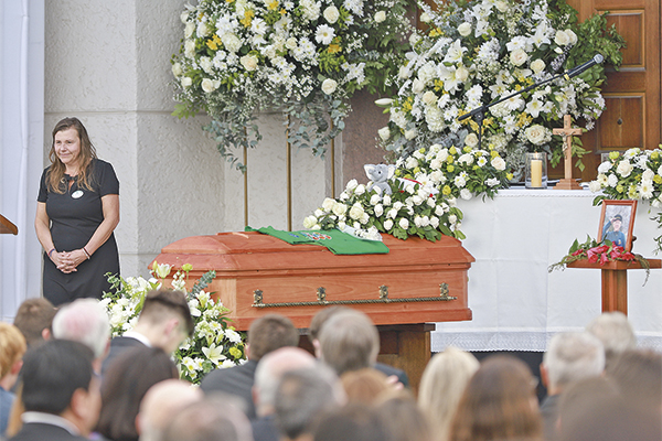 <p>La hija de Horst Paulmann, Heike, en el funeral de su padre. Fotos: Julio Castro</p>