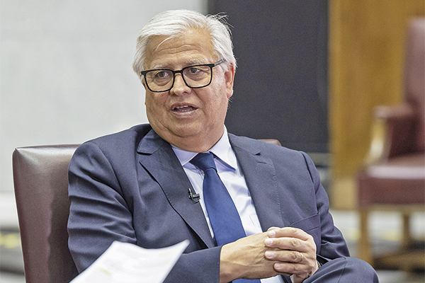 Senador Gastón Saavedra (PS): “Si no se establece un umbral se dejan las cosas donde mismo y no tiene mucho sentido legislar una reforma política”
