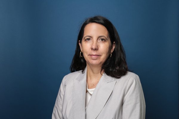 Claudia Martínez se convierte en la primera mujer en dirigir el Instituto de Economía de la UC