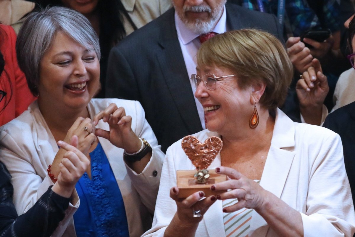 <p>Los guiños de Bachelet a la ministra Jeanette Jara, probable candidata PC</p>