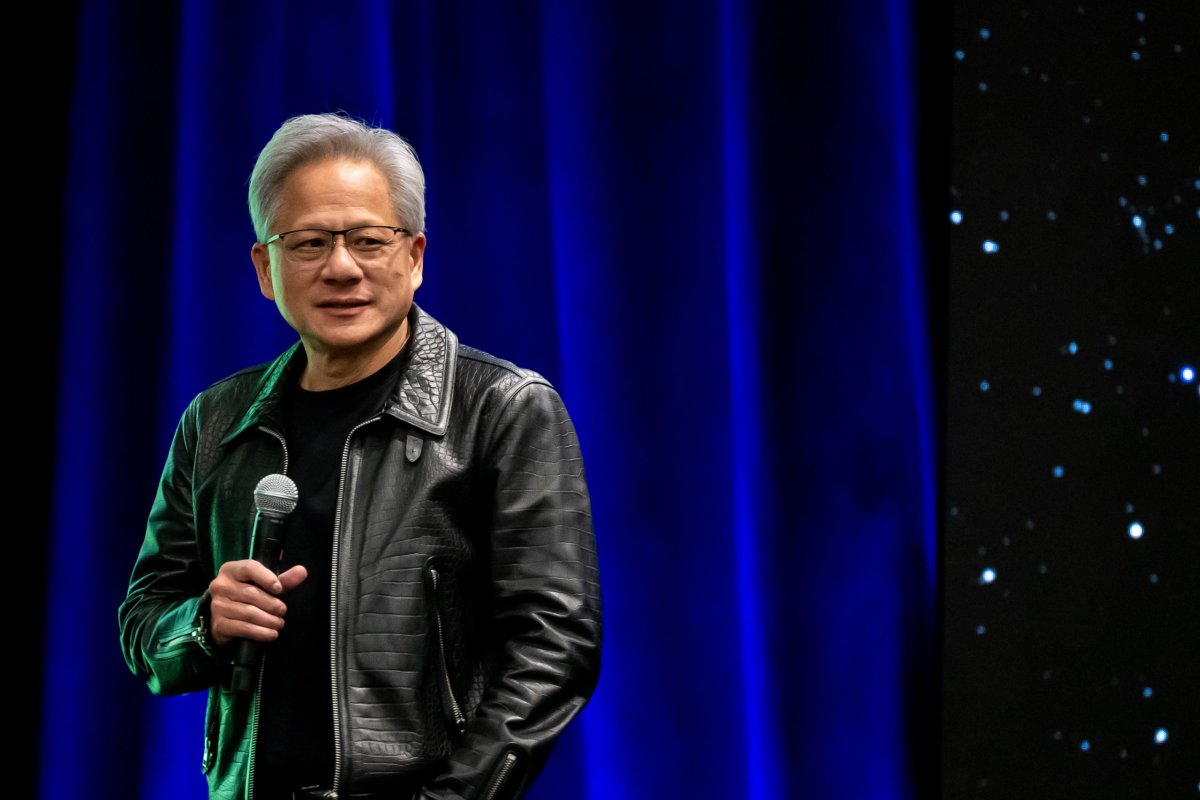 <p>El director ejecutivo de Nvidia, Jensen Huang, dijo que el fabricante de chips ahora puede fabricar sus últimos sistemas en Estados Unidos a través de sus proveedores. Foto: Bloomberg</p>