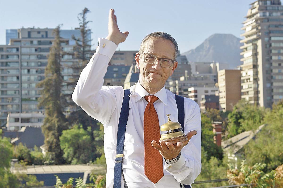 <p>El irreverente Richard Quest: sus análisis desde una azotea en Santiago</p>