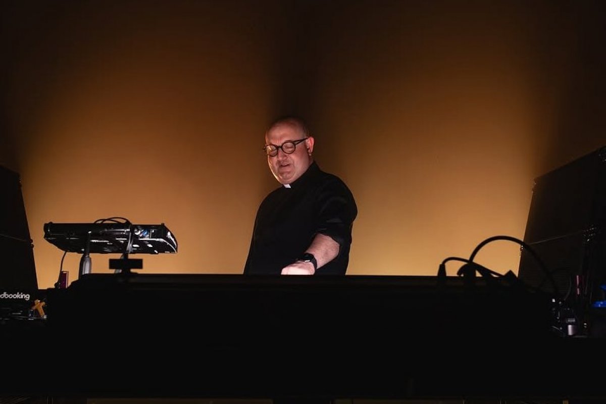 <p>De la Iglesia a la tornamesa: el “cura DJ” que visitó esta semana Santiago</p>