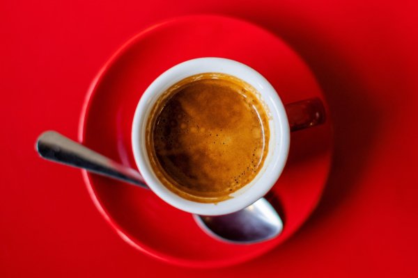 El café instantáneo renace por la preferencia de los jóvenes, más preocupados en ahorrar frente a los precios de Starbucks