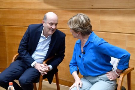 Ministro argentino Federico Sturzenegger anima a la candidata presidencial chilena, Evelyn Matthei, a aplicar la motosierra en su eventual gobierno
