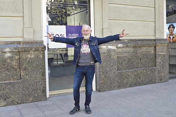 <p>Chris Bannister en su primer día como nuevo CEO de WOM. Foto: Pablina Salinas</p>