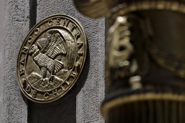 <p>Todo al alza para 2025, pero bajo un halo de cautela: IPoM del Banco Central sube proyección de crecimiento y de inflación</p>