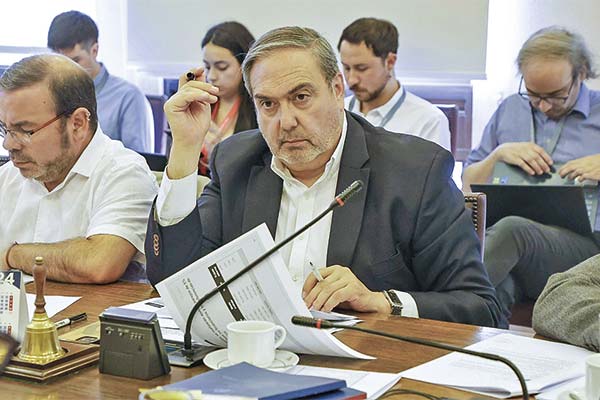 <p>El CFA se excusó de asistir a la comisión de Hacienda de la Cámara presidida por Carlos Bianchi, aludiendo a que el tema por el cual eran invitados era “muy amplio y excedía sus competencias”.</p>