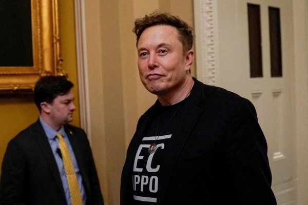 Musk exige emails a empleados federales de EEUU para justificar puestos... y colapsa buzón del gobierno