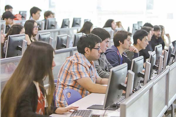Cambios al CAE: aprueban los requisitos para acceder al nuevo financiamiento de la educación superior y se excluye del sistema a carreras on line