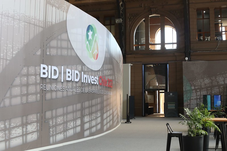 <p>En el inicio de la asamblea en Santiago, el BID llama a enfrentar el alto costo económico de la delincuencia, que supera el 3% del PIB en América Latina</p>