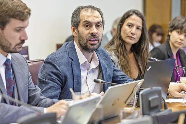 <p>Durante seis horas, y con la presencia del ministro Grau y sus asesores, se extendió el martes el análisis de proyecto de permisos. </p>