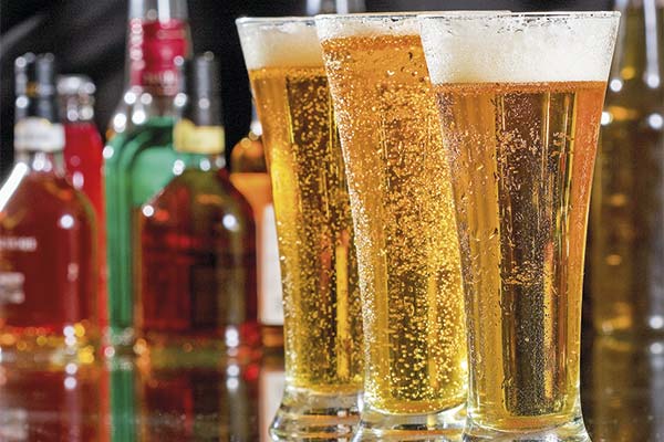 <p>Cuánto, dónde y qué cerveza toman los chilenos y el atractivo que ve el gobierno de EEUU por los productos premium</p>