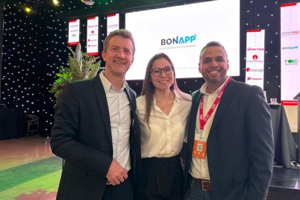 <p>Nicolas Samson (CEO), Carolina Iribarne (CPO) y Jhester Rangel, Costumer Success Manager de de BonApp.</p>