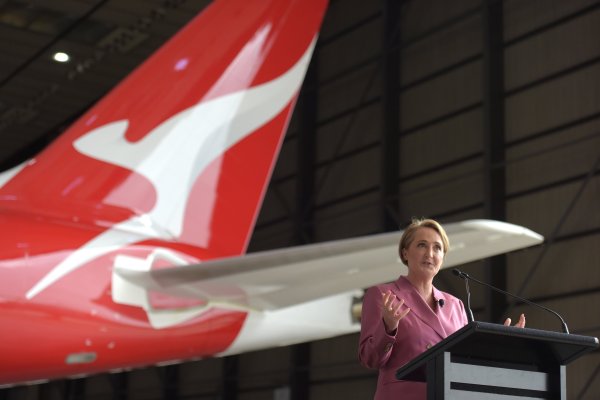 <p>Cuándo los pasajeros pueden comer, dormir o moverse y análisis de datos de vientos. Así prepara Qantas sus vuelos directos de 19 horas sin escalas</p>