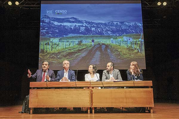 <p>David Bravo, Ricardo Vicuña, Macarena Alvarado, ministro Nicolás Grau y Fabiana del Popolo participaron en la presentación de  las cifras del Censo. Foto: Ministerio de Economía</p>