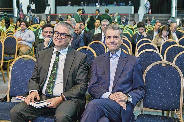 <p>El actual ministro de Hacienda, Mario Marcel, y quien encabezara esta cartera en la primera administración de Bachelet, Andrés Velasco.</p>