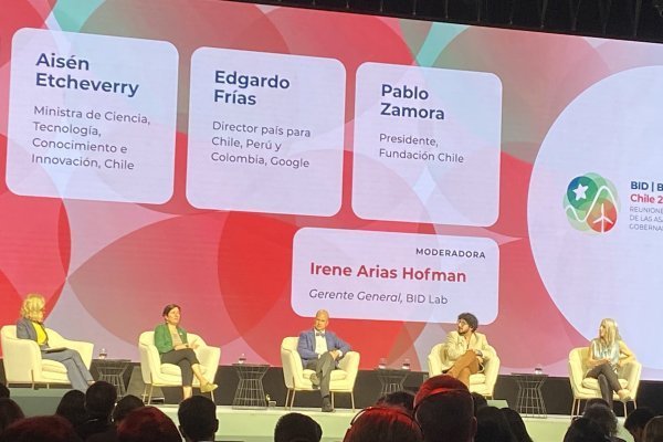 <p>Los participantes del panel “Superar los modelos tradicionales de I+D: Estrategias de innovación basadas en la IA para los países de América Latina y el Caribe”,</p>