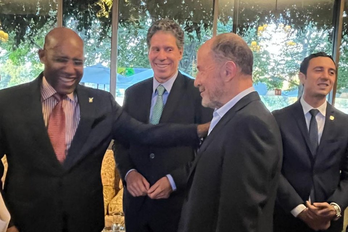 <p>“No new taxes”, el lema con que el ministro de Jamaica vino a Chile para buscar inversión: buscan hotelería boutique</p>