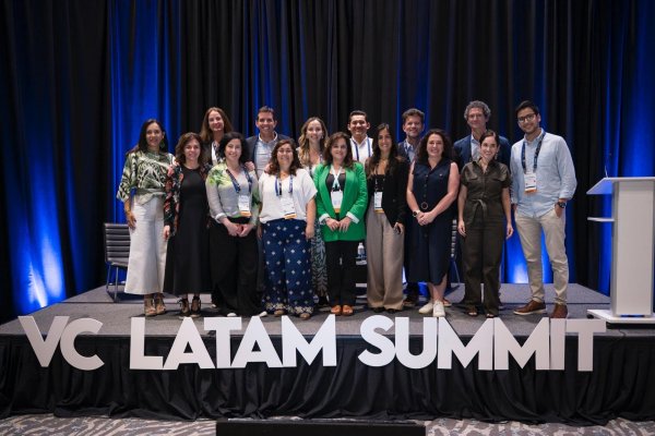 <p>Representantes de las 12 asociaciones organizadoras.</p>