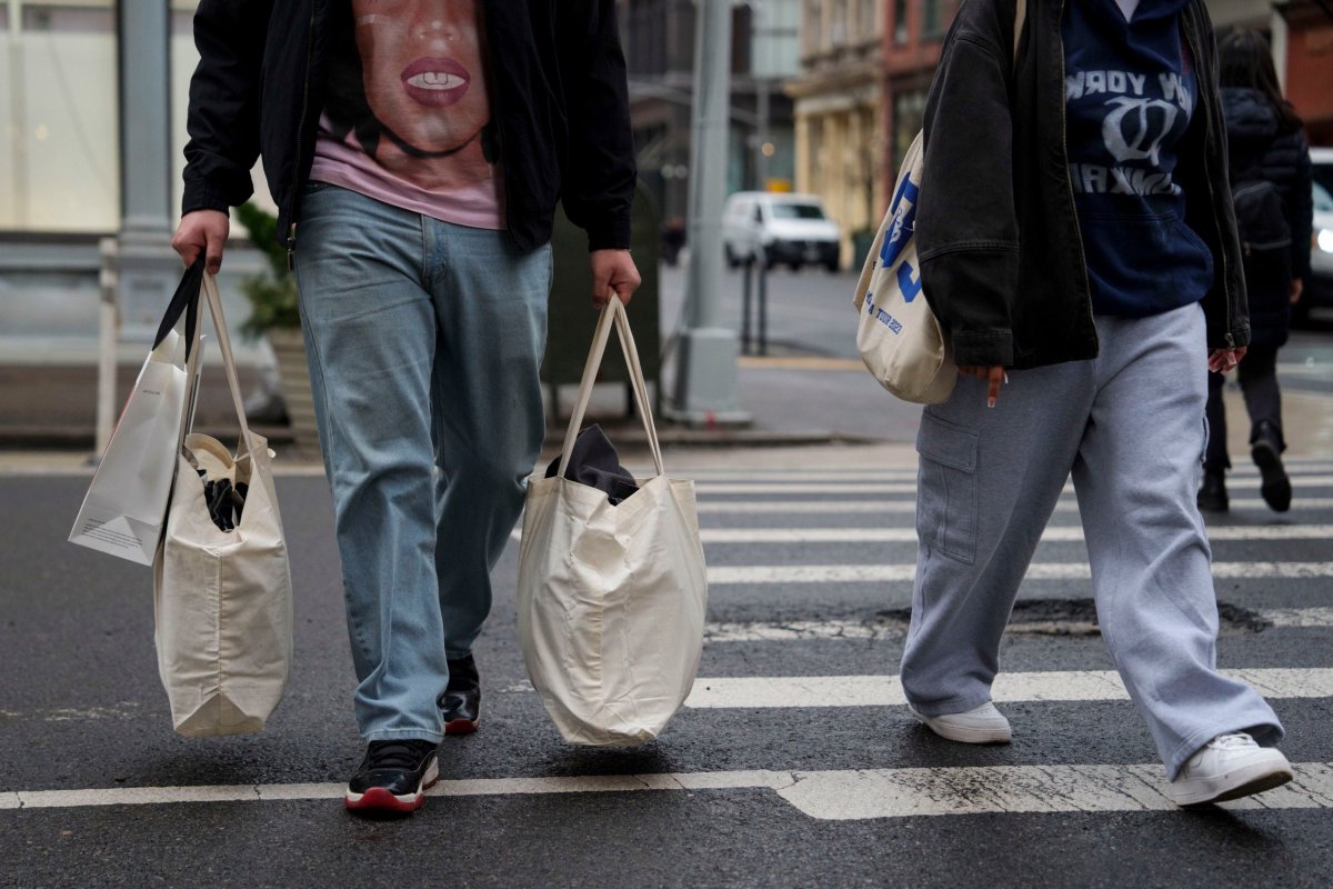 <p>Inflación del PCE se acelera y los consumidores gastaron menos de lo previsto en febrero en EEUU</p>