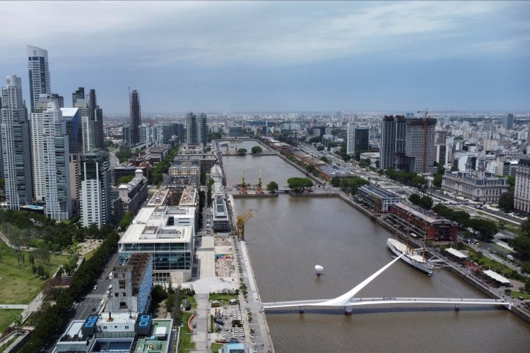 <p>¿Se acabó el respiro de Milei? Riesgo país de Argentina se dispara a 867 unidades afectado por contexto global adverso</p>