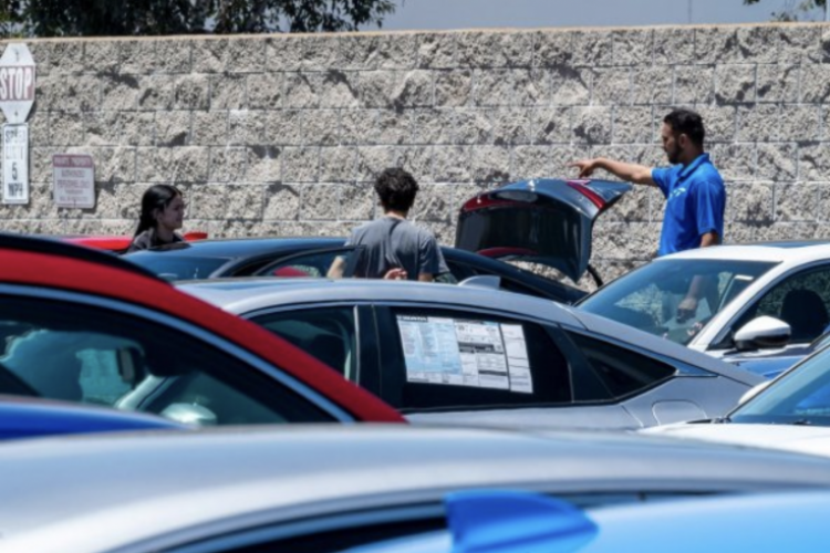 <p>Los estadounidenses adelantan la compra de autos antes del impacto de los aranceles de Trump</p>