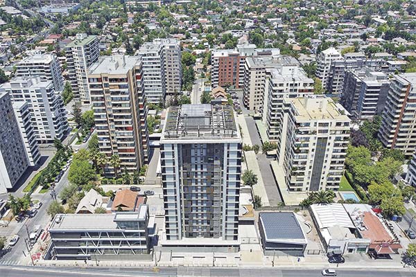Constructora que levantó edificio “social” demanda a municipio de Las Condes: acusa incumplimiento de contrato