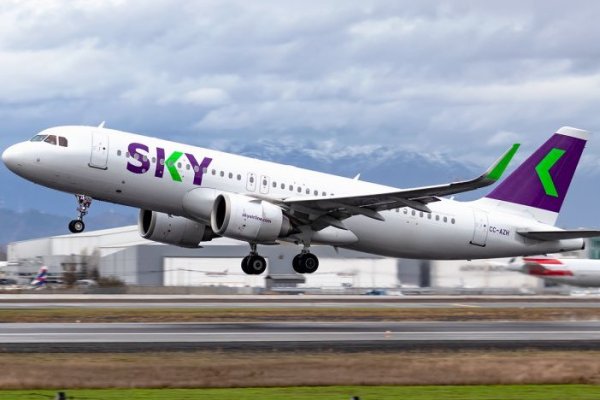 <p>Pilotos de Sky Airline aprueban huelga: aerolínea dice que operación se mantiene con normalidad durante mediación</p>