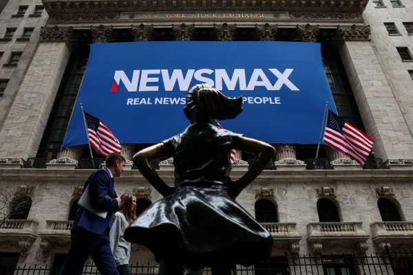 <p>Cadena de noticias conservadora Newsmax se dispara 2.230% a dos días de su debut en bolsa y supera en valor de mercado a Fox</p>