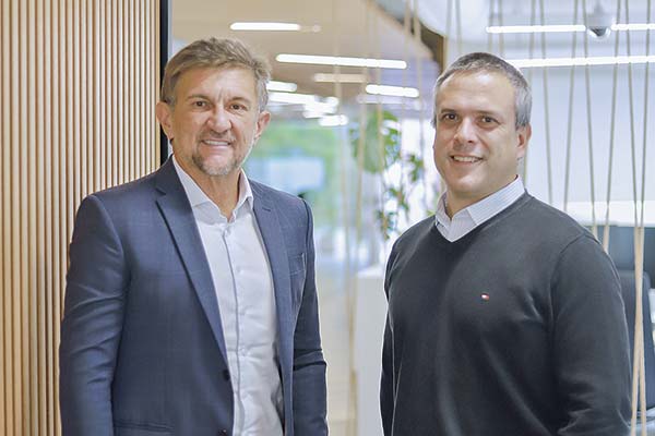 <p>El director general de Equinix para Latam, Eduardo Carvalho, junto al director general de Equinix Chile, Francisco Basoalto. Foto: Pablina Salinas</p>