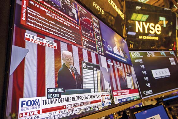 Futuros de Wall Street se tiñeron de rojo, mientras que el oro se fortaleció tras anuncios