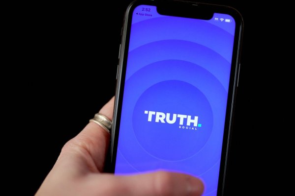 Trump inicia la venta de participación de US$2.300 millones en su red social Truth Social y acciones caen