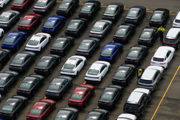 <p>Ajustes en plantas de producción y ofertas: los fabricantes de automóviles toman medidas por aranceles mientras compradores se apresuran</p>