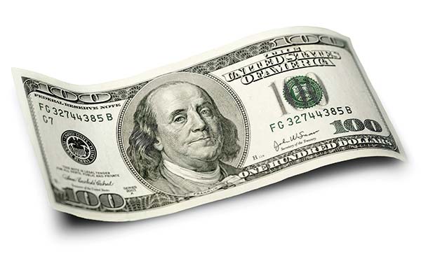 Dólar cierra con su mayor alza desde 2022