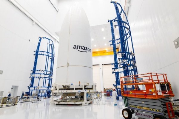<p>Amazon desafía a Starlink: lanzan los primeros satélites con los que Directv prestará internet</p>