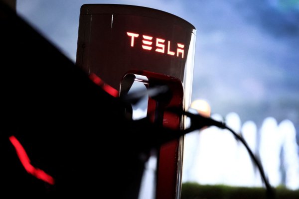 Las acciones de Tesla se desploman y acumulan una caída de 50% desde máximo en diciembre