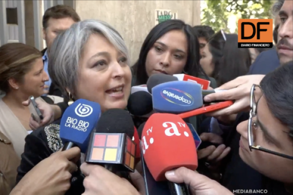<p>Ahora en DF | Jeannette Jara renuncia al Ministerio del Trabajo y se suma a la carrera a La Moneda</p>