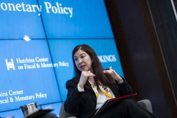 <p>Gobernadora de la Fed advierte que aranceles de Trump tendrán implicaciones "más urgentes" para la inflación que para el crecimiento</p>