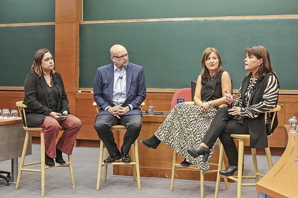 <p>El panel estuvo compuesto por Isabel Ramos de DF; el exsuperintendente de pensiones, Alejandro Ferreiro; la presidenta de AFP Cuprum, Daniela Zecchetto y la economista Cecilia Cifuentes. </p>