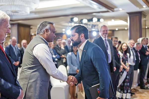 <p>El Presidente Gabriel Boric y el ministro de Información, Tecnología, Biotecnología y Desarrollo Rural de Karnataka, Priyank Kharge, en el Innovation Summit Chile India.</p>