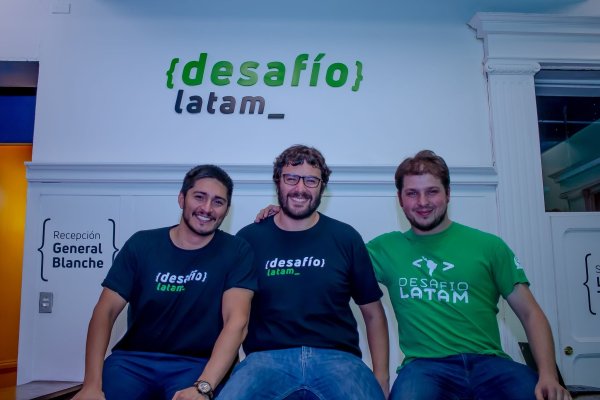 <p>De izq a der: Diego Arias, Andrés Gallardo y Gonzalo Sánchez, socios fundadores de Desafío Latam.</p>