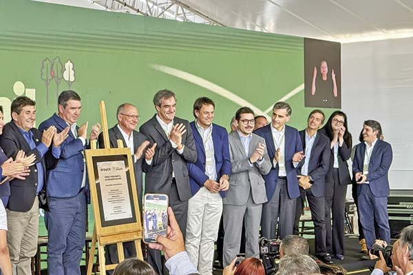 <p>Autoridades de Brasil, encabezadas por el presidente en ejercicio, Geraldo Alckmin, junto al CEO de Arauco, Cristián  Infante, ambos al centro.  </p>